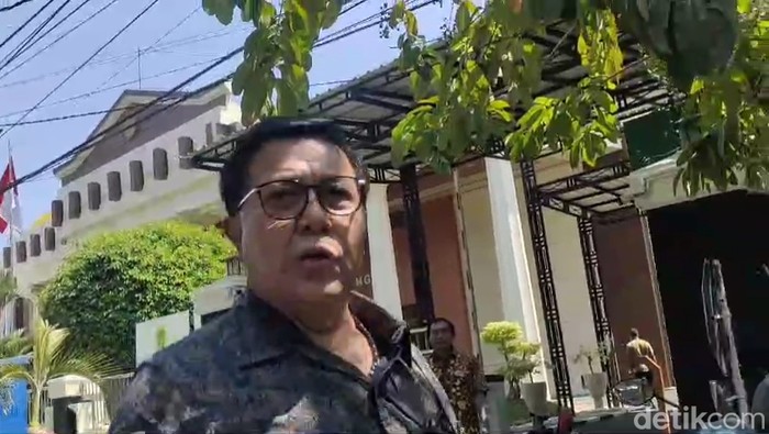 Hakim Erintuah Damanik saat bertemu awak media di PT Surabaya