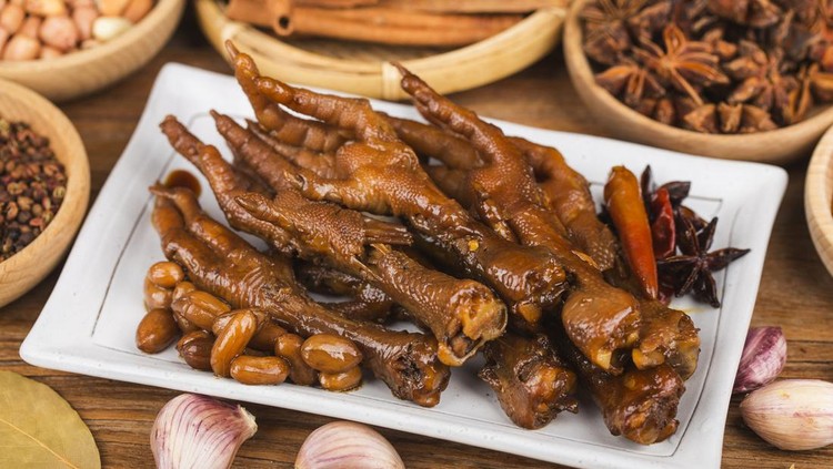 Ibu hamil makan ceker ayam
