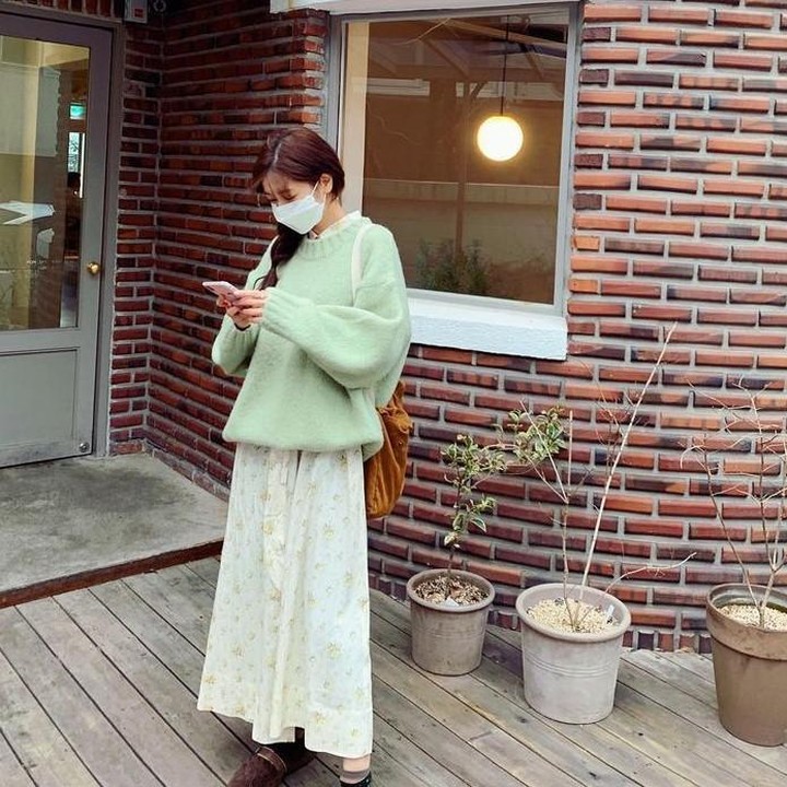 <p>Jung So Min tampil begitu santai dalam paduan OOTD <em>crewneck sweater</em> dan rok bermotif floral yang manis. Ia melengkapi penampilan dengan untaian rambut panjang yang dikepang sederhana. (Foto: Instagram @somin_jj)</p>