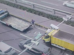 Truk Kecelakaan di Jalan Gatot Subroto Jakarta, Lalin Macet