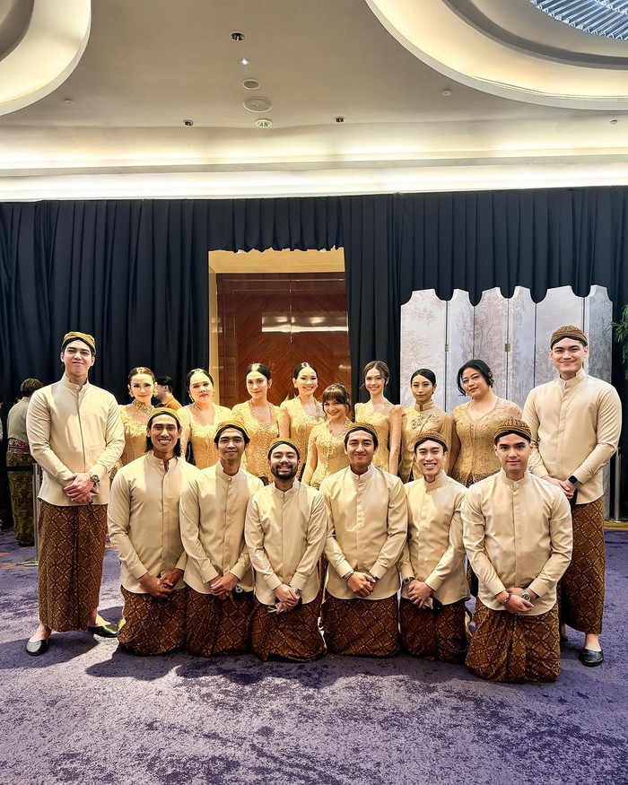 Kehadiran para artis sebagai bridesmaid dan groomsmen membuat pernikahan Aaliyah dan Thariq disebut-sebut banjir visual (Aaliyah Massaid menikah/Foto: instagram.com/harrisvriza)