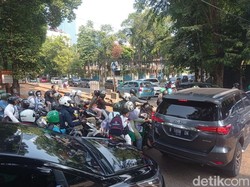 Jalan Besakih Kuningan Jaksel Macet Imbas Proyek Galian, Satu Jalur Ditutup