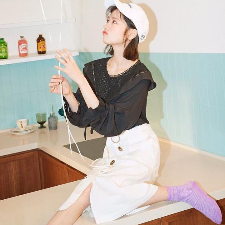 <p>Ketika menjalani proyek pemotretan, Jung So Min kembali tampil manis dengan blouse hitam yang dipadu bersama <em>button skirt</em> berwarna beige yang manis. Ia juga mengenakan aksesoris topi untuk menambah poin manis (Foto: Instagram @somin_jj)</p>