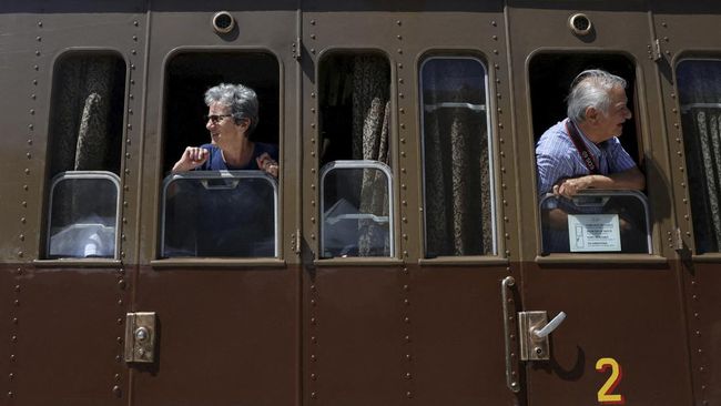 China Railways akan merekondisi fasilitas yang ada di dalam kereta wisata yang tersedia agar sesuai untuk penumpang senior alias lansia.