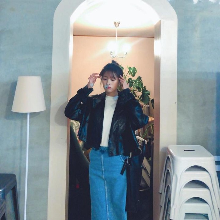 <p>Penampilan Jung So Min dengan jaket kulit hitam dan rok jeans juga tak kalah memesona, Bunda. Pilihan OOTD satu ini terlihat begitu chic dan tegas serta memancarkan aura yang elegan, bukan? (Foto: Instagram @somin_jj)</p>