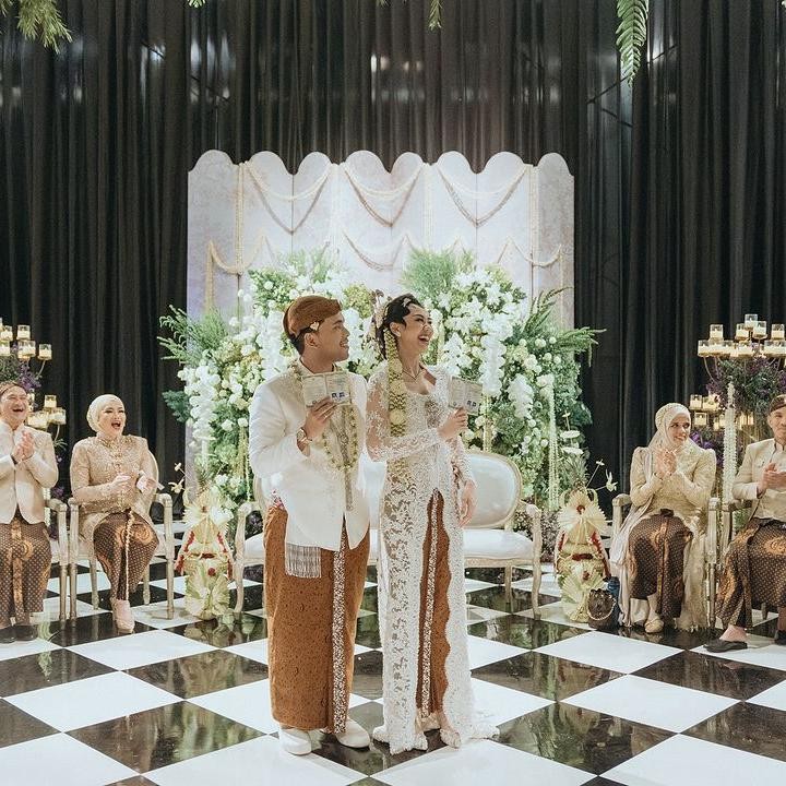 <p>Thariq terlihat tampan mengenakan beskap warna putih dan kain batik cokelat. Sementara itu, Aaliyah sangat cantik dengan kebaya putih dan rambut yang disanggul. (Foto: Instagram: @thariqhalilintar)</p>