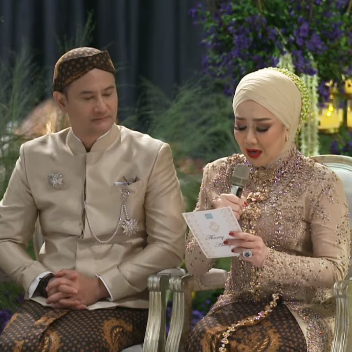 <p>Setelah sah menjadi suami dan istri, Reza Artamevia berkesempatan untuk melantunkan salawat kepada anak dan menantunya, Bunda. Suara Reza yang merdu membuat suasana begitu syahdu. (Foto: YouTube Thariq Halilintar)</p>