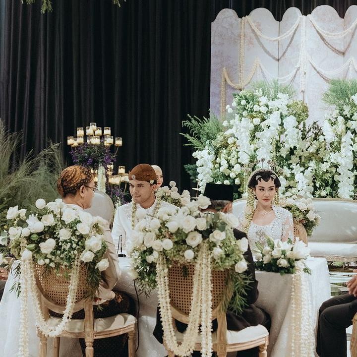 <p>Dalam acara pernikahan ini, terlihat dua sosok penting yang hadir dan menjadi saksi, Bunda. Keduanya adalah Presiden Joko Widodo dan dan Ketua MPR Bambang Soesatyo. (Foto: Instagram: @thariqhalilintar)</p>