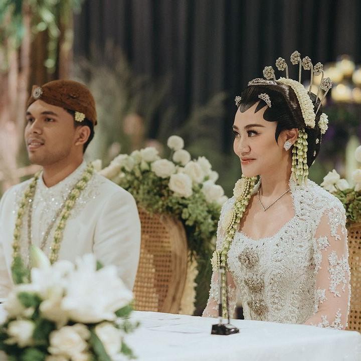 <p>Aaliyah Massaid dan Thariq Halilintar resmi menikah pada Jumat (26/7/2024), Bunda. Pernikahan berlangsung dengan khidmat dan dengan adat Jawa. (Foto: Instagram: @thariqhalilintar)</p>