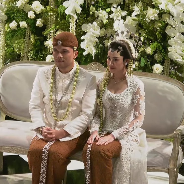 <p>Banyak netizen yang mengucapkan selamat atas pernikahan Aaliyah Massaid dan Thariq Halilintar, Bunda. "Selamat berbahagia Thariq dan Aaliyah. Jadi pasangan sehidup sesurga, Amin," ungkap seorang netizen. "Selamat berbahagia <em>till jannah</em> Thariq dan Aaliyah," kata netizen lainnya dengan emotikon hati. (Foto: YouTube Thariq Halilintar)</p>