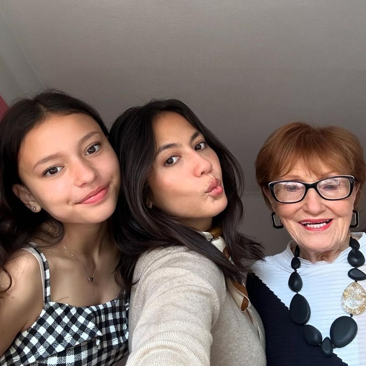 <p>Pevita tak hanya menemui sang Adik di Inggris. Ia dan Chelsea berkumpul bersama nenek mereka, nih. (Foto: Instagram @pevpearce)</p>