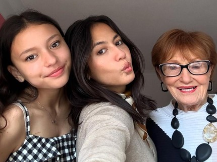 7 Potret Pevita Pearce Akhirnya Kumpul Bareng Nenek dan Adik Sambung di Inggris