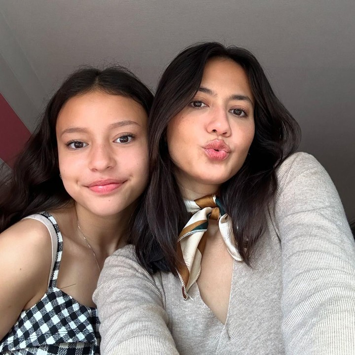 <p>Meski tinggal berjauhan, Pevita sangat dekat dengan Chelsea. Keduanya sudah seperti adik kandung, nih. Paras mereka yang mirip dan sama-sama cantik juga sering menuai pujian dari warganet. (Foto: Instagram @pevpearce)</p>