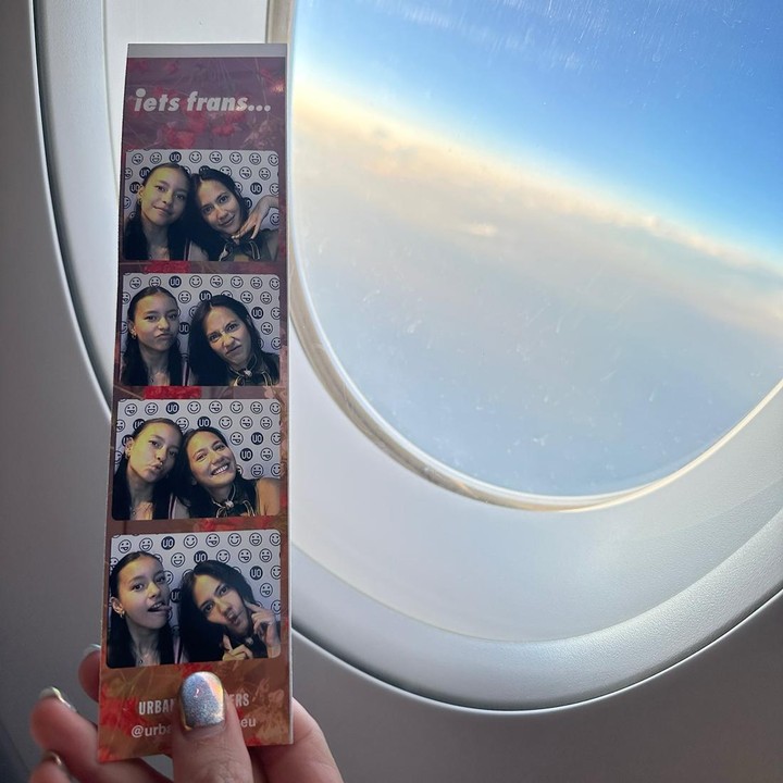 <p>Ketika pulang ke Inggris untuk mengunjungi sang Adik, Pevita mengabadikan momen pertemuan mereka lewat <em>photobox. "TOGETHER AGAIN!!! FINALLY!!!"</em> tulis Pevita dalam unggahannya. (Foto: Instagram @pevpearce)</p>