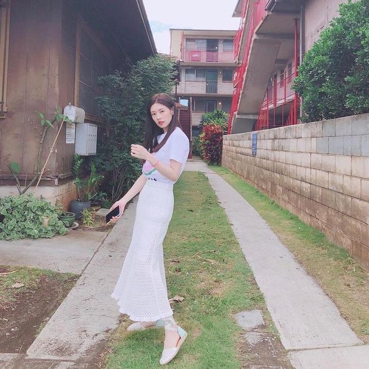 <p>Pilihan OOTD rok ala Jung So Min yang bisa Bunda kenakan selanjutnya adalah rok panjang brokat seperti yang terlihat di potret ini. Kreasikan inspirasi busana ini dengan atasan yang simpel dan cantik untuk kegiatan sehari-hari. (Foto: Instagram @somin_jj)</p>