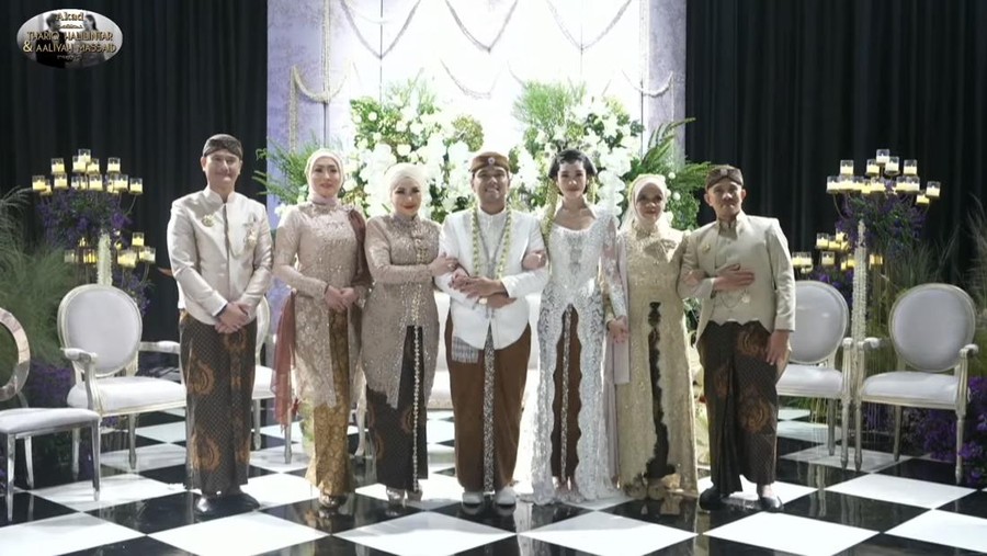 Posisi Duduk Angelina Sondakh di Akad Nikah Aaliyah Massaid dan Thariq Halilintar Posisi Duduk Angelina Sondakh di Akad Nikah Aaliyah Massaid dan Thariq Halilintar
