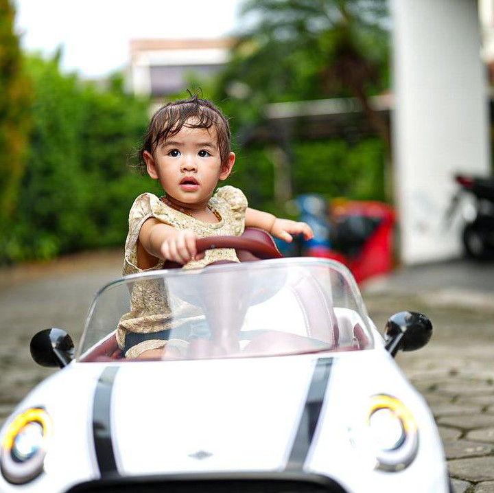 <p>Belum lama ini, Ello mengabarkan bahwa sang istri tengah mengandung anak keduanya. Ia pun mengunggah potret Dunia dan menyebut Si Kecil akan menjadi seorang Kakak. (Foto: Instagram: @marcello.tahitoe)</p>