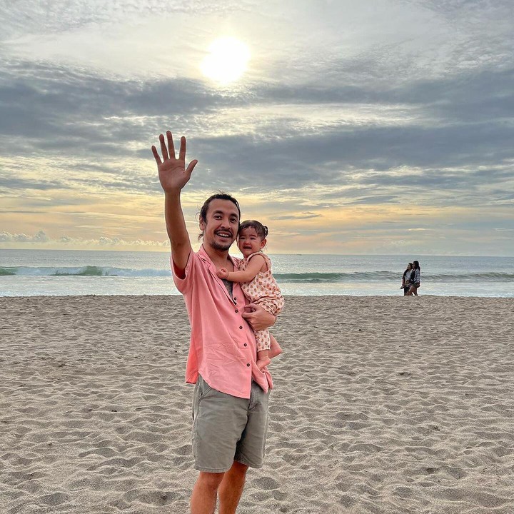 <p>Sejak terlahir, Dunia sudah menarik perhatian netizen. Tidak hanya memiliki wajah yang menggemaskan, Dunia juga terlihat sangat dekat dengan sang Ayah. (Foto: Instagram: @marcello.tahitoe)</p>