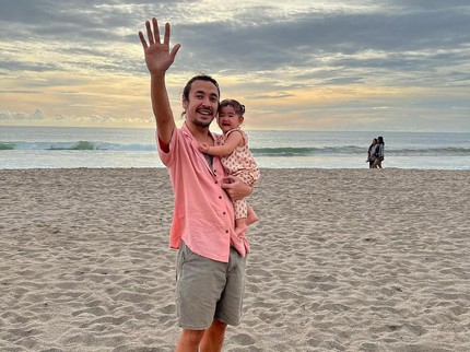 7 Potret Menggemaskan Dunia, Anak Marcello Tahitoe yang Akan Jadi Kakak