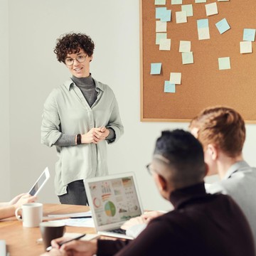 Persiapkan 7 Hal Penting Ini Agar Lebih Percaya Diri saat Presentasi di Kantor, Dijamin Lancar!