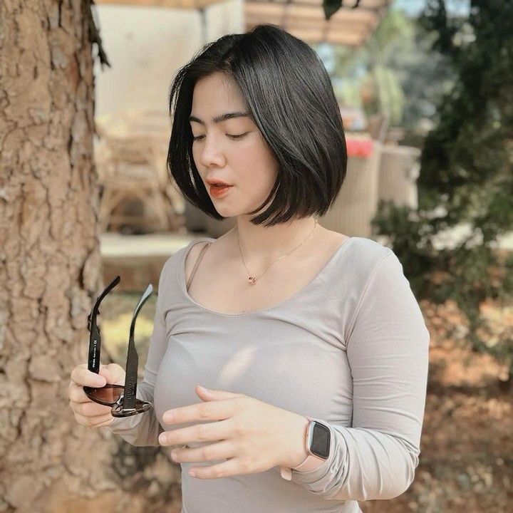 <p>Baru-baru ini, netizen dibuat pangling dengan tampilan baru Felicya. Dirinya terlihat lebih <em>fresh</em> dengan rambut hitam yang pendek. (Foto: Instagram: @felicyangelista_)</p>