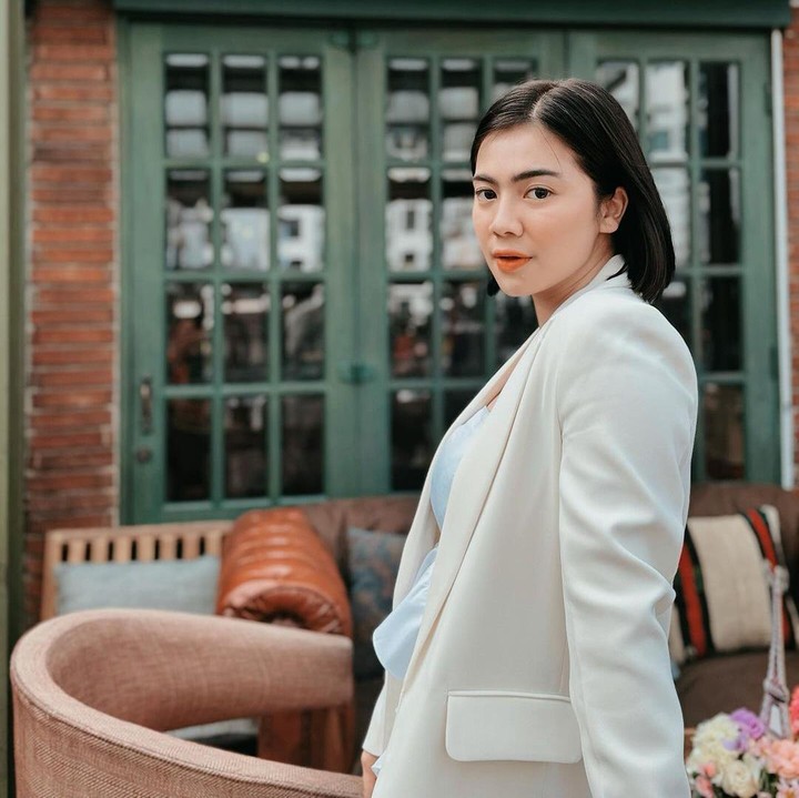 <p>Mulanya, Felicya mengaku dirinya deg-degan dan takut tidak cocok dengan model rambut barunya ini. Namun, ia semakin percaya diri usai melihat komentar netizen. "Terima kasih semua sudah pada komen bilang bagus. Sesungguhnya deg-degan takut enggak cocok dan dimarahin<em> @maminovita_</em> tapi karena kalian pada komen cocok dan bagus, aku jadi enggak dimarahin Mami hahaha. Makasih <em>love</em>," ujarnya. (Foto: Instagram: @felicyangelista_)</p>