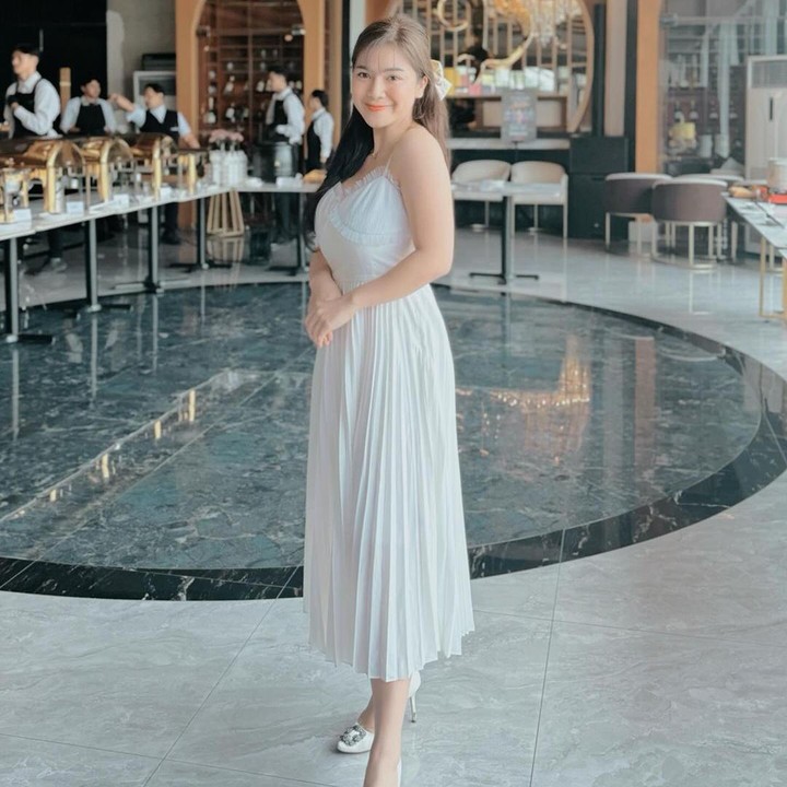 <p>Pesinetron dan pengusaha skincare, Felicya Angelista, dikenal sebagai perempuan yang selalu tampil feminim, Bunda. Dirinya pun kerap terlihat mengenakan <em>dress</em> dengan mengurai rambut panjangnya. (Foto: Instagram: @felicyangelista_)</p>