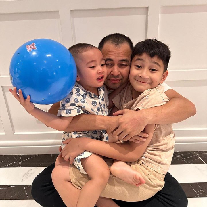 <p>Bocah yang akrab disapa Cipung ini juga sudah memiliki akun Instagram, Bunda. Hingga kini, pengikutnya bahkan mencapai 4 juta orang, lho. (Foto: Instagram: @raffinagita1717)</p>