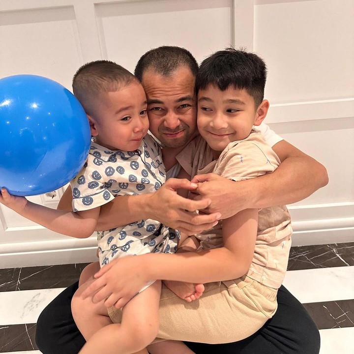 <p>"Ya ampun Ajja (Rayyanza) botakkk," kata seorang netizen dengan emotikon hati. "Ih gemas banget sih iniiii," ujar netizen lainnya. (Foto: Instagram: @raffinagita1717)</p>