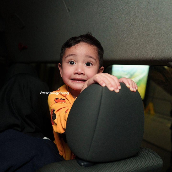 <p>Putra kedua Raffi Ahmad dan Nagita Slvaina, Rayyanza Malik Ahmad, tidak pernah berhenti membuat netizen gemas, Bunda. Di usianya yang kini hampir genap tiga tahun, Rayyanza sudah memperlihatkan perkembangan yang pesat. (Foto: Instagram: @raffinagita1717)</p>