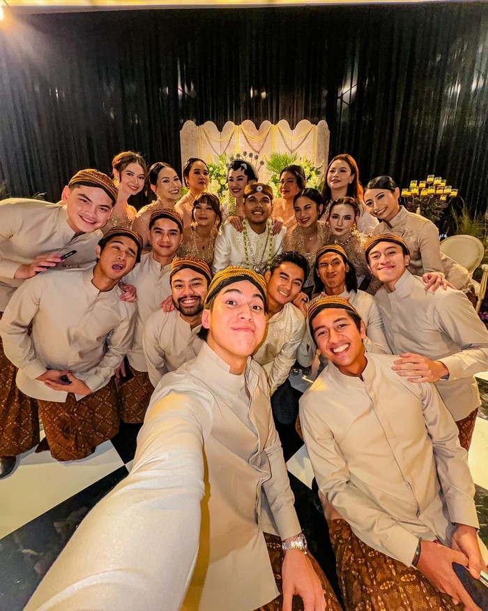 Tak ingin melewatkan momen berharga, para pengiring pengantin mengajak Thariq dan Aaliyah berpose bersama. (Thariq dan Aaliyah/Foto: instagram.com/elelrumi)