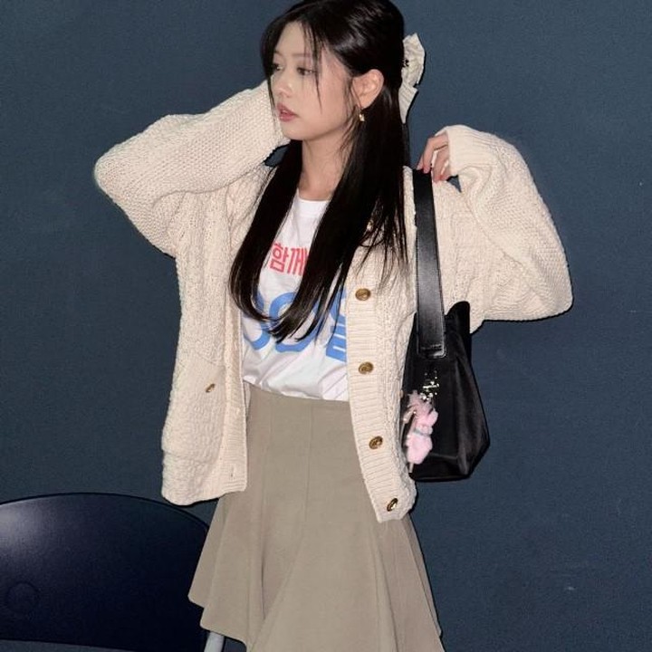 <p>Tampil girly, kali ini Jung So Min memadukan OOTD warna pastel yang terdiri dari kaos putih berbalut <em>knitted cardigan</em> dan <em>rok knife pleated</em>. Untuk mempermanis tampilan, cobalah atur rambut <em>half-up</em> dengan poni tipis. (Foto: Instagram @somin_jj)</p>