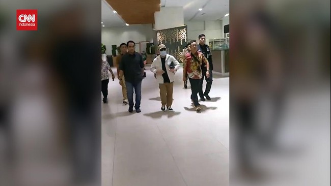 Ujang Iskandar, personil DPR RI dari Fraksi NasDem, ditangkap tim Kejagung di Bandara Soetta, Jumat (26/7), selepas dari Vietnam.