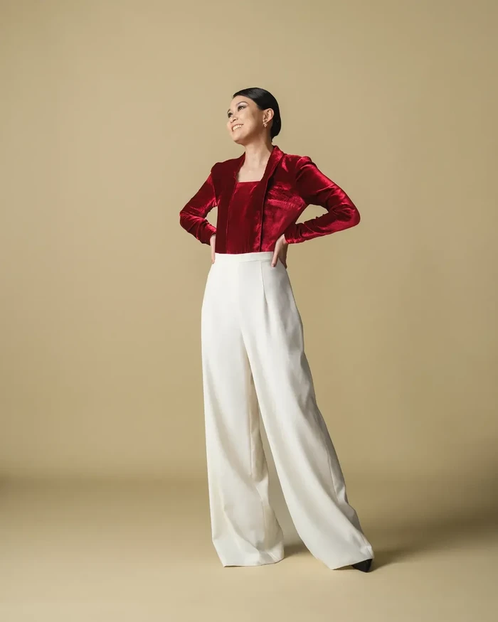 Diperkenalkan dalam akun Instagram @timindonesiaofficial dan Vanity Fair Italia, dijelaskan bahwa seragam defile ini terinspirasi dari Raden Saleh, pelukis legendaris abad 19 asal Jawa yang memiliki aliran Romantisme. Karyanya dipamerkan di dinding Rijksmuseum dan Louvre. Perjalanannya dari Jawa Tengah hingga istana-istana Eropa ini mencerminkan kebangkitan bangsa Indonesia di kancah internasional/ Foto: Instagram.com/timindonesiaofficial