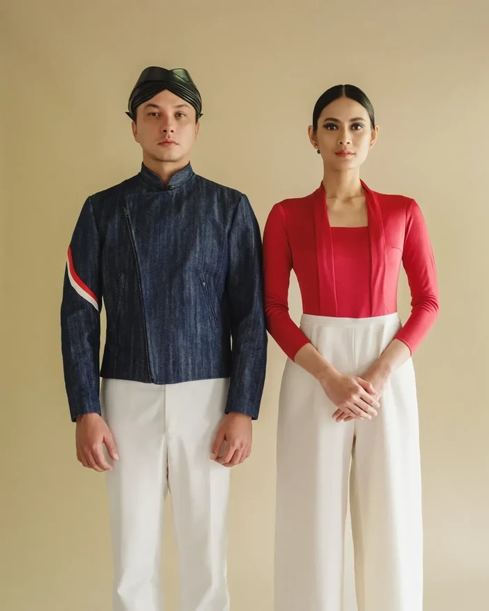 Pakaian putra terdiri dari beskap dengan bendera Indonesia jadi aksen membujur pada lengan kanan, simbol burung Garuda pada dada kiri, dan blangkon dari bahan kulit. Beskap tersedia dalam pilihan warna hitam dan biru. Sementara untuk atlet putri dirancang kebaya kutubaru yang tersedia dalam dua bahan dan warna merah berbeda. Masing-masing seragam dikombinasikan celana putih/ Foto: Instagram.com/timindonesiaofficial