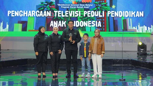TRANS7 memenangkan sejumlah piala di Anugerah Penyiaran Ramah Anak 2024. Ini merupakan kemenangan untuk ketiga kalinya.