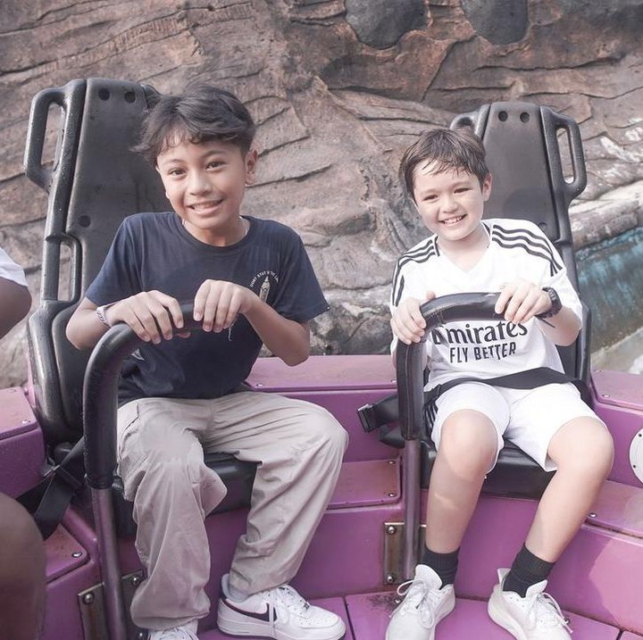 <p>El Barack merayakan ulang tahun di Dufan bersama keluarga, karyawan yang bekerja di rumah, serta teman-temannya. Momen keseruan El Barack main wahana di Dufan dibagikan Jessica Iskandar di akun Instagram miliknya. (Foto: Instagram @inijedar)</p>
