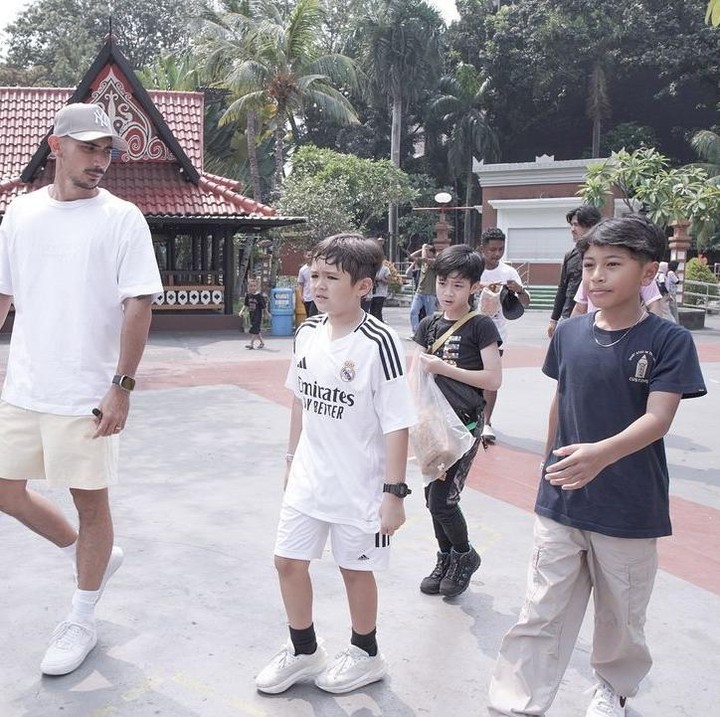 <p>Ayah sambung El Barack, Vincent Verhaag, selalu menemani putranya itu selama di Dufan. Ia terlihat sudah membaur dengan teman-teman El Barack, Bunda. (Foto: Instagram @inijedar)</p>