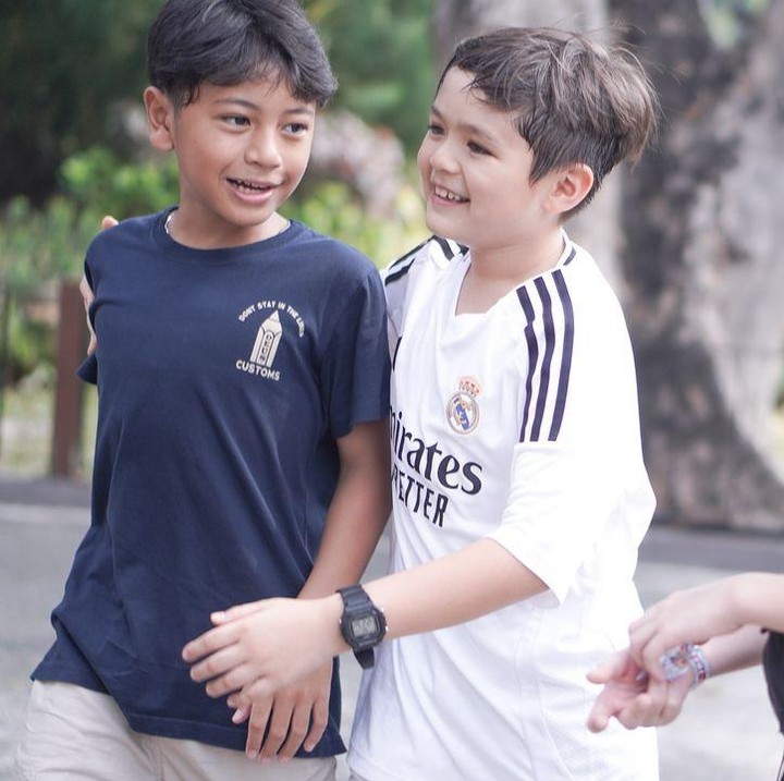 <p>Dalam foto yang diunggah, El Barack terlihat sangat bahagia bisa bermain bareng teman-temannya. Putra sulung Jessica Iskandar ini tampak menikmati momen 'quality time' bersama sahabat-sahabat dekatnya. (Foto: Instagram @inijedar)</p>