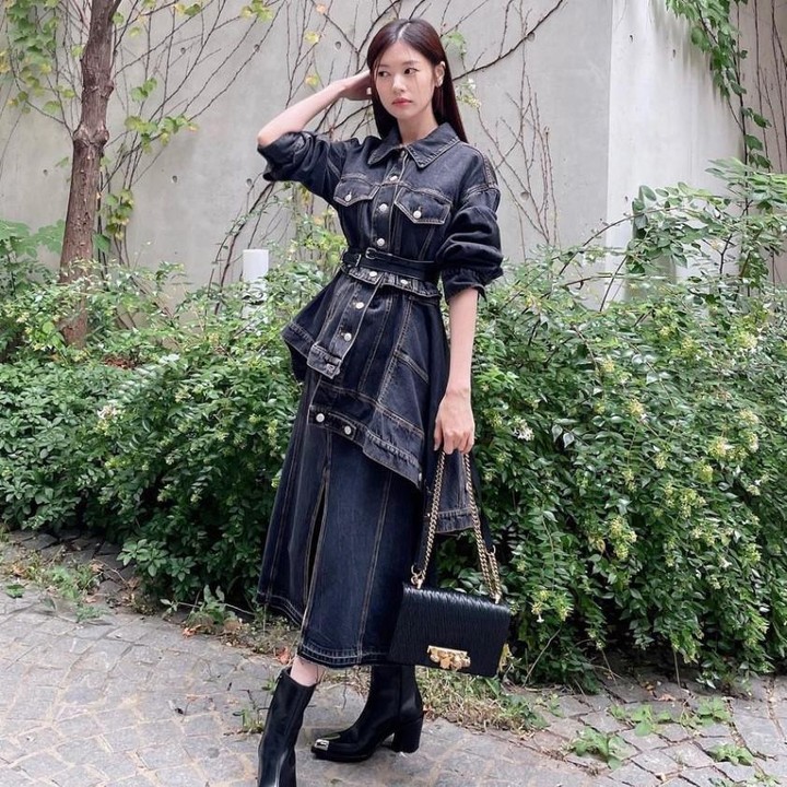 <p>Untuk tampil menawan dalam balutan yang elegan, Bunda bisa tiru OOTD Jung So Min dalam balutan rok jeans seperti di potret berikut. Gaya manis aktris ini cukup mudah dan nyaman dikenakan sehari-hari. lho Bunda. (Foto: Instagram @somin_jj)</p>