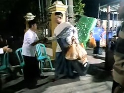 Alasan Warga Blitar Beri Berkat Kenduri Kasur Saat Kenduri