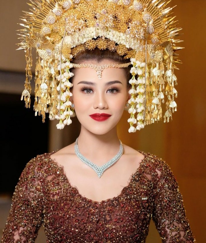 Aaliyah memakai suntiang berwarna emas yang merupakan ciri khas dari pengantin Minang. Detail makeup yang bold hasil tangan MUA Marlene Hariman semakin menambah aura kecantikan Aaliyah di acara resepsi pernikahannya dengan Thariq. (Aaliyah Massaid/Foto:instagram.com/marlenehariman)