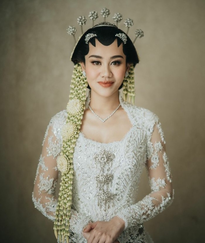 Aaliyah menyematkan bros berwarna silver pada kebaya putihnya yang memberikan sentuhan mewah tapi tidak berlebihan. (Aaliyah Massaid/Foto:instagram.com/morden.co)