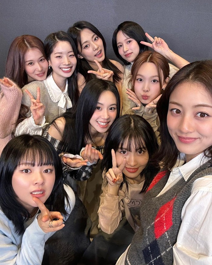 Banyak girlband Korea yang hanya memiliki dua orang rapper, namun tidak dengan TWICE. Rapper trio grup yang akan segera merayakan anniversary yang ke-10 di 2025 ini berisikan Momo, Dahyun, dan Chaeyoung./ Foto: instagram.com/twicetagram