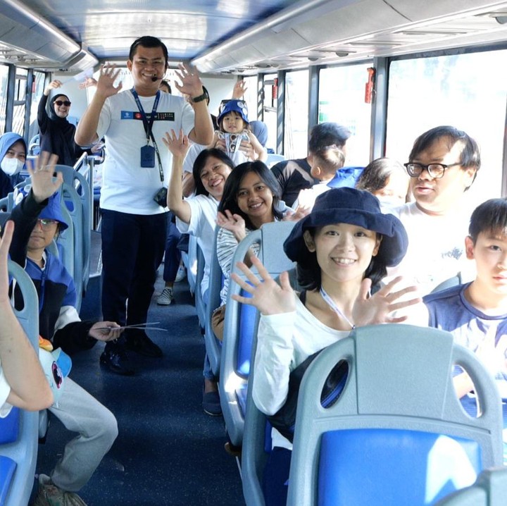 <p>Selama di dalam bus, perwakilan dari Transjakarta bercerita tentang destinasi wisata yang dilalui kepada para peserta. (Foto: HaiBunda / Atmaja Kurniawan)</p>