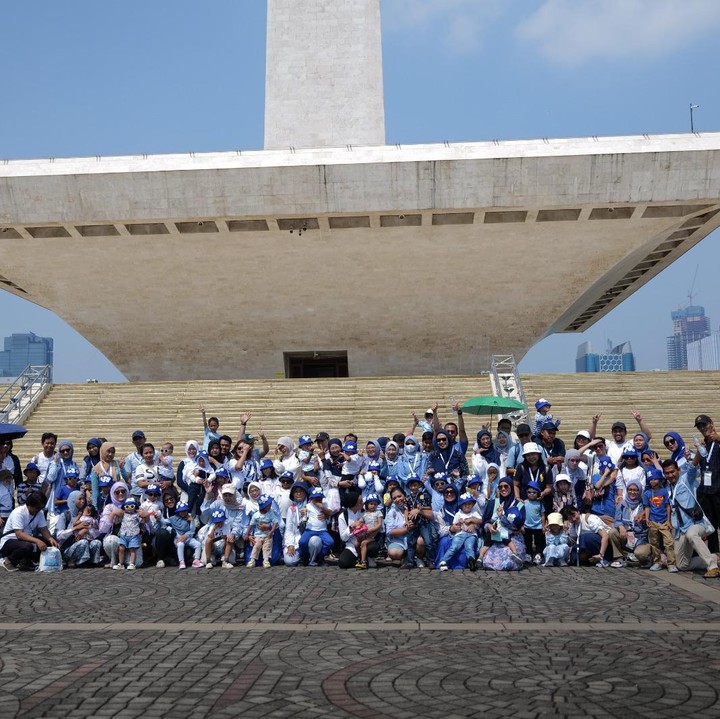 <p>Kemudian, Bunda dan keluarga mengikuti tur berkeliling Diorama Monas. Tak lupa tentunya berfoto bersama di depan Monas. (Foto: HaiBunda / Atmaja Kurniawan)</p>