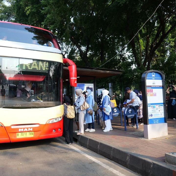<p>Disponsori oleh Le Minerale, KIN Dairy, dan BRAND'S, HaiBunda mengajak Bunda dan keluarga jalan-jalan berkeliling kota Jakarta sambil menaiki bus tingkat yang dimulai dari Halte IRTI Monas. (Foto: HaiBunda / Atmaja Kurniawan)</p>
