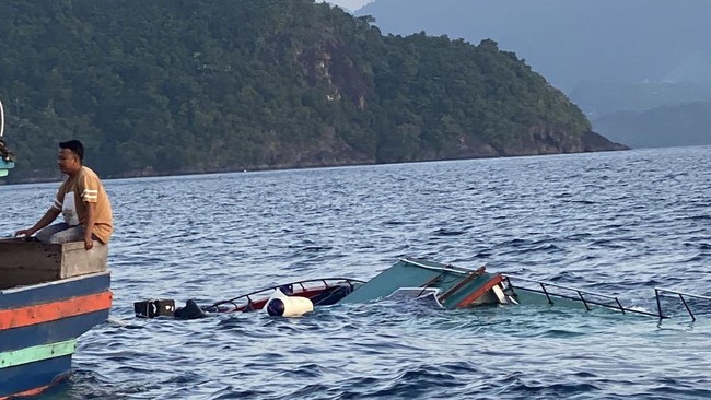 Kapal kayu yang mengangkut 73 penumpang termasuk ABK ini mengalami kebocoran pada lambung kapal dan tenggelam di antara perairan Madura-Situbondo.