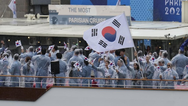 Meriah Parade Atlet Meski Pembukaan Olimpiade Paris Diguyur Hujan Deras Athletes of South Korea travel by boat along the Seine river during the opening ceremony of the 2024 Summer Olympics, in Paris, France, Friday, July 26, 2024. (AP Photo/Ariana Cubillos)