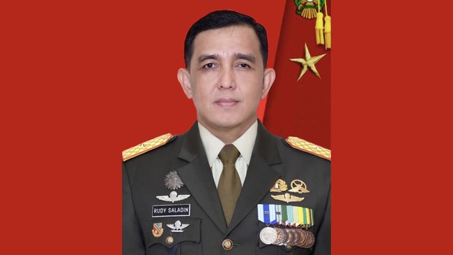 Mantan ajudan Presiden Joko Widodo (Jokowi), Mayjen Rudy Saladin, dipromosikan menjadi Panglima V/Brawijaya menggantikan Mayjen Rafael Granada Baay.